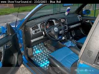 showyoursound.nl - Blue Bulls Ice Install . . . - Blue Bull - 5.jpg - Alu-look dashboard - traanplaat - neon - oliedrukmeter in middenconsole.